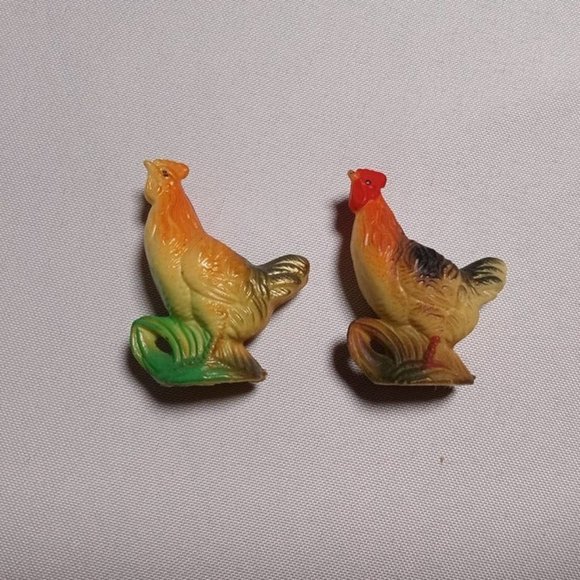 Vintage 2 Inch Tall Roosters Made In Hong Kong Lot of 2 (9a3) - Picture 1 of 4